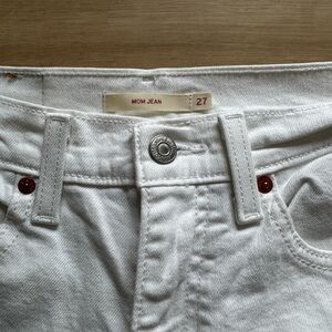 Levi’s White 'Mom Jean' High-Rise Denim Jeans (Size 27)
